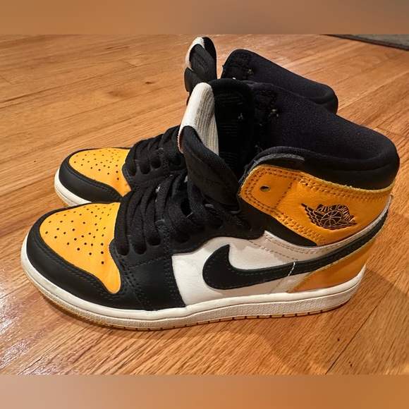 Jordan 1s boys size 1.5 black, yellow, white - Picture 1 of 4